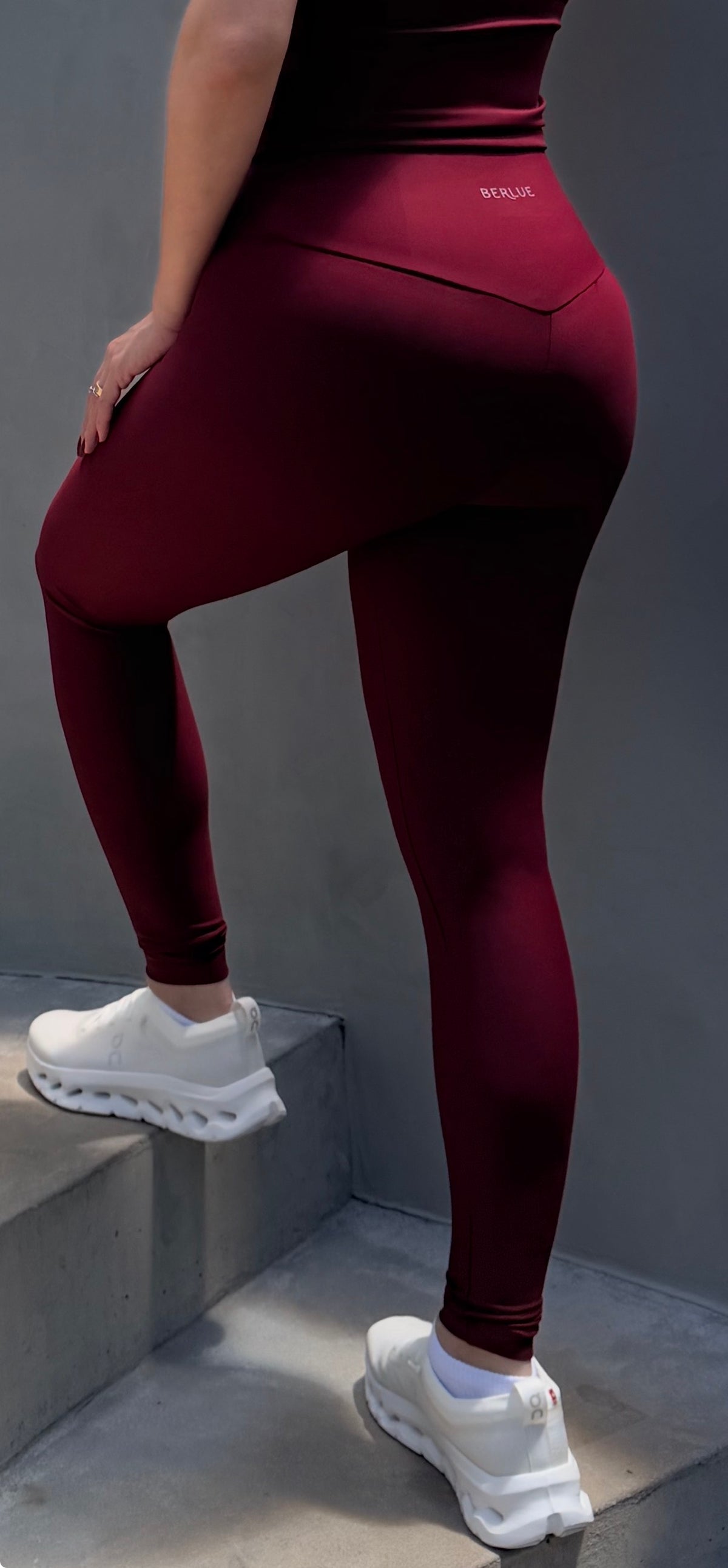 Calça Juliana vinho em vista posterior