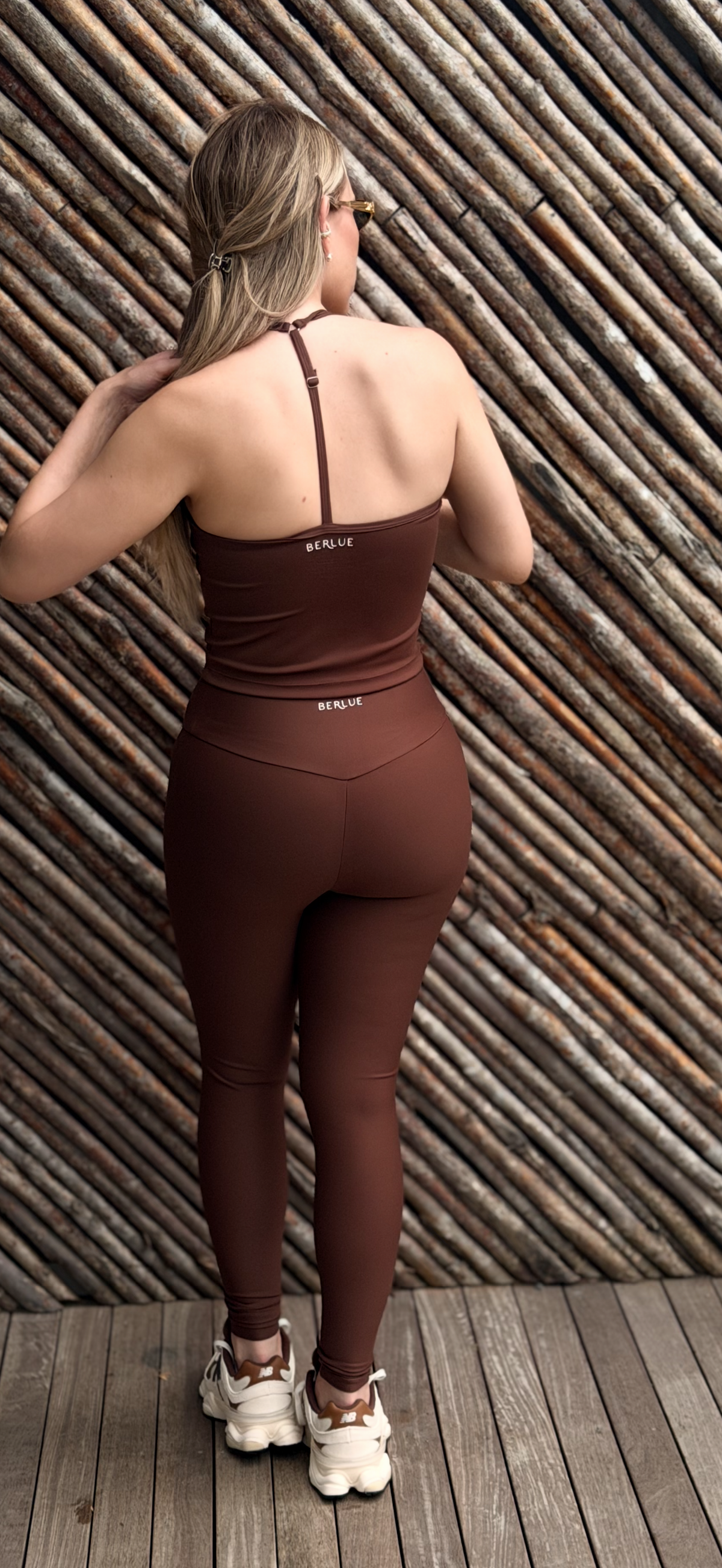Calça Juliana vinho com destaque para o caimento
