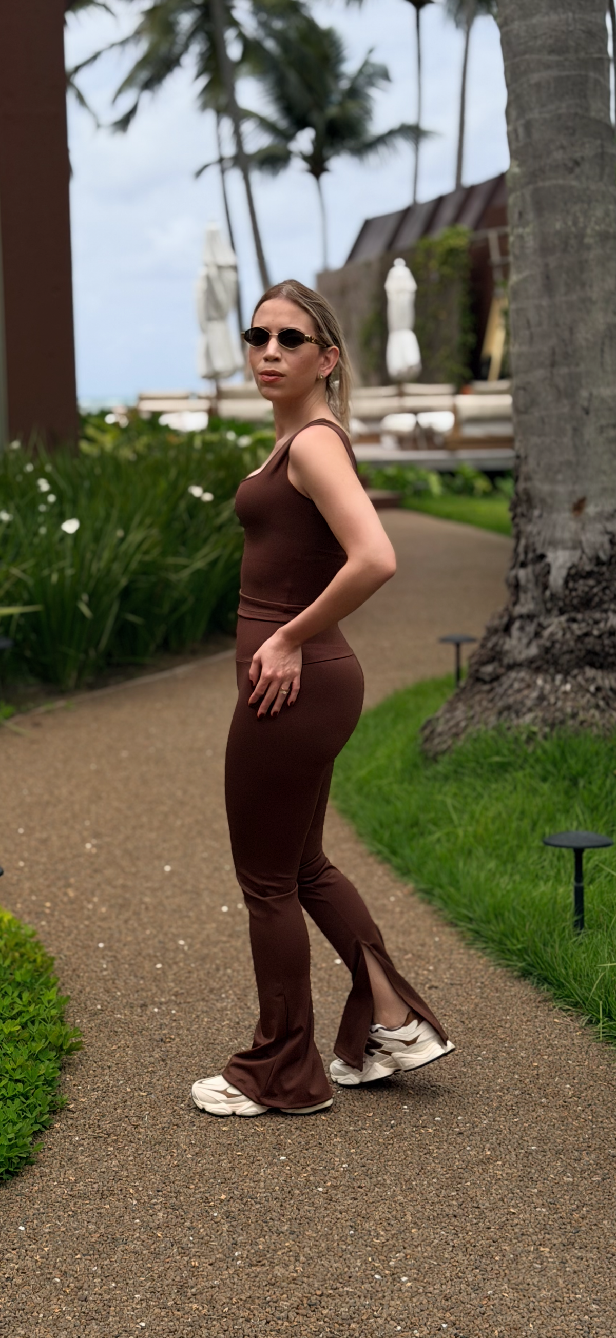 Calça Gabriella Mocha em vista lateral