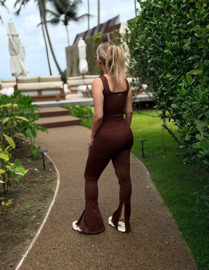 Calça Gabriella Mocha em vista posterior