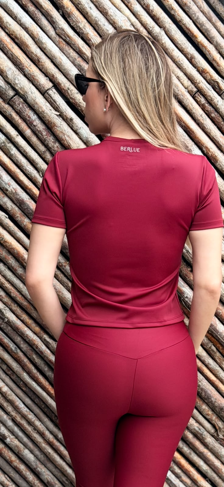 Tee Maria Merlot vista posterior com logotipo BERLUE