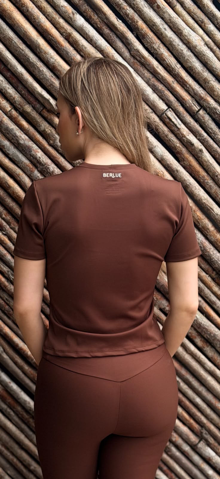 Tee Maria Mocha vista posterior com logotipo BERLUE
